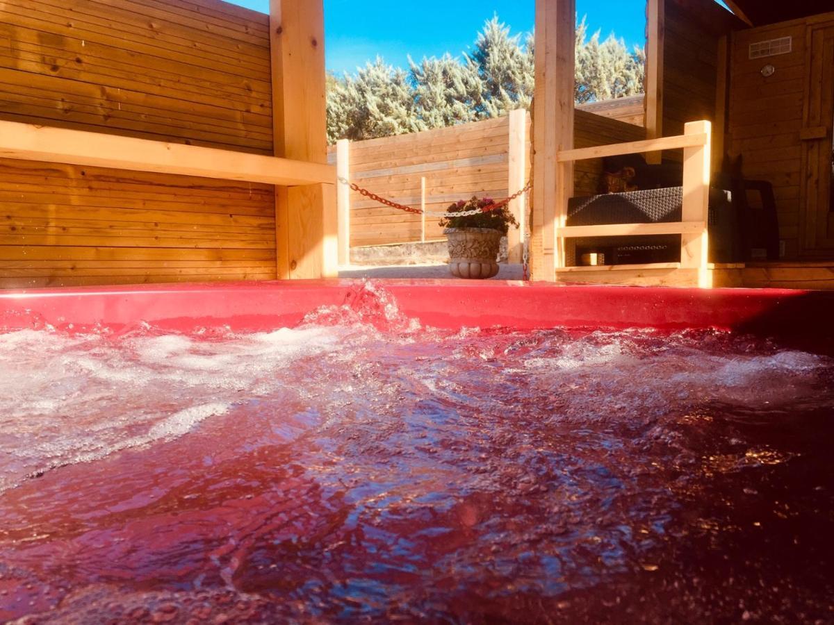 La Colline Aux Chalets, Jaccuzi, Sauna Saint-Chamarand Ngoại thất bức ảnh